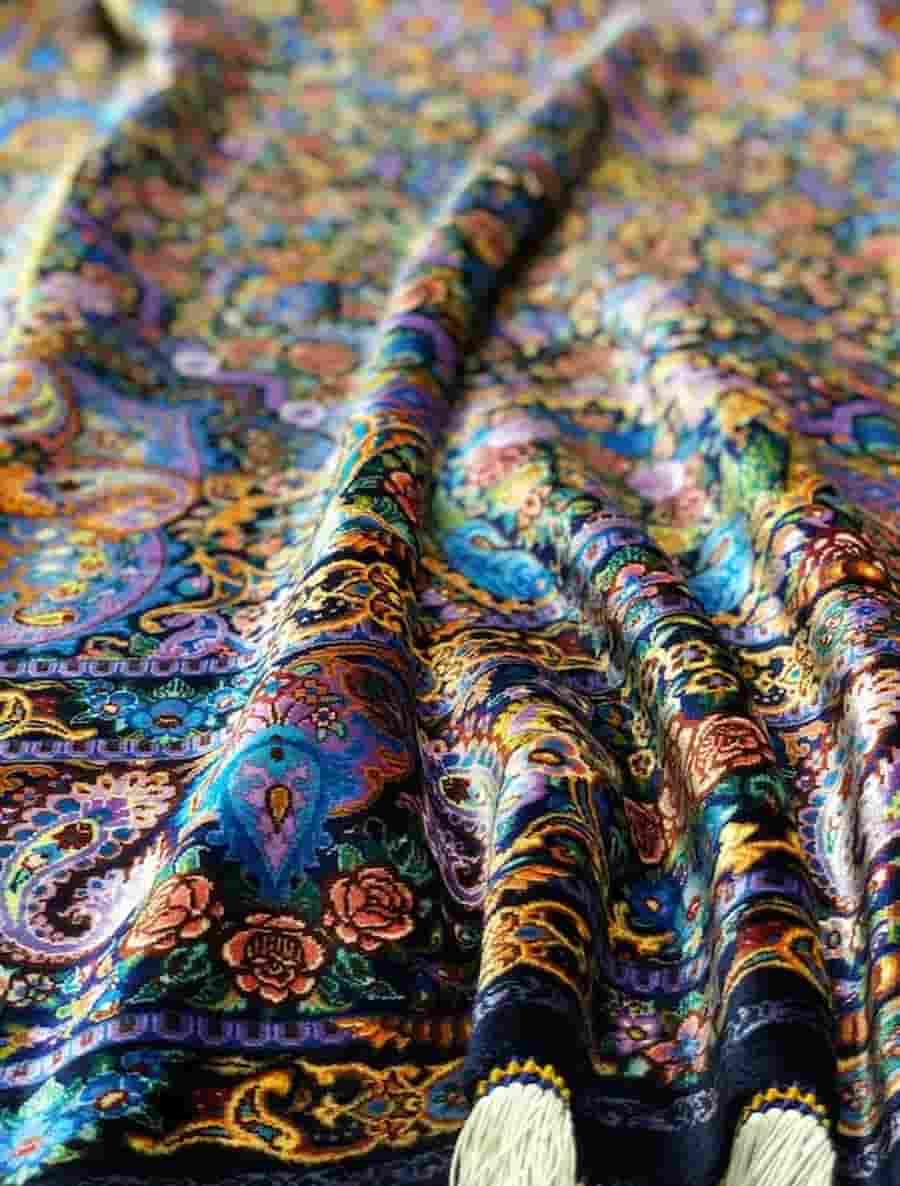 تصویر 1 از فرش ابریشمی ماشینی قیطران رنگ‌ بندی هماهنگ و نرم